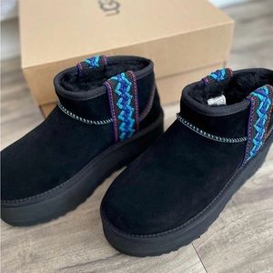 UGG Classic Ultra Mini Braid Platform
Black
Size 8